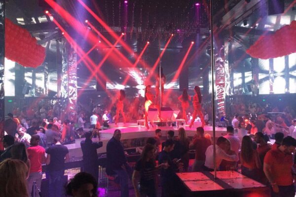 Petrecere organizata pentru modelele de videochat de la studioul Beyou Din bucuresti sub forma de Champagne Shower Party din Club Boa