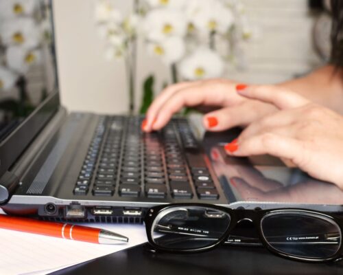 Afla beneficiile pe care ti le ofera munca intr-un studio de videochat direct din spatele culiselor